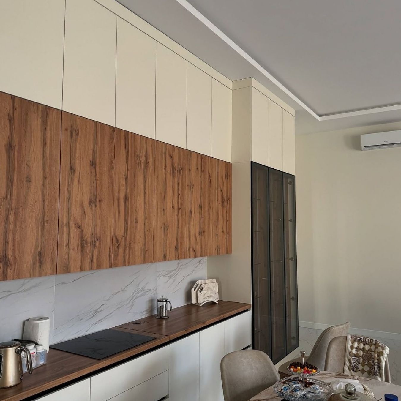 Walnut uppers with marble splashback